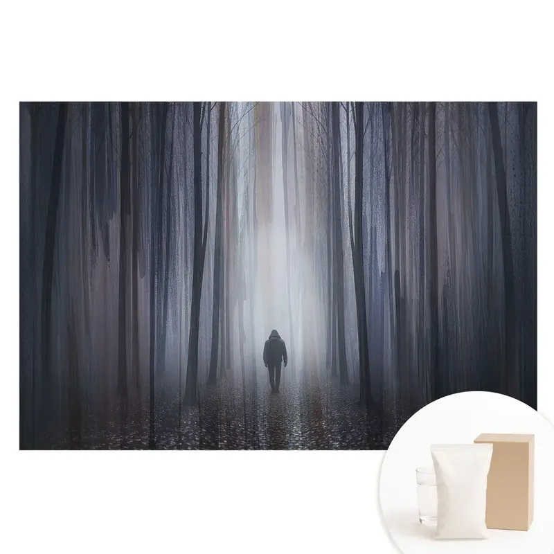 Plată sigură Tapet fotomural din material nețesut cu o figură singuratică într-o pădure misterioasă