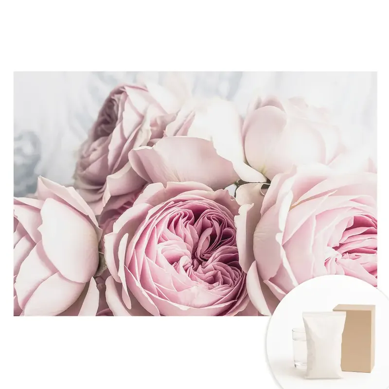 Tapet fotografic nețesut cu model buchet romantic de trandafiri subtili Vezi acum