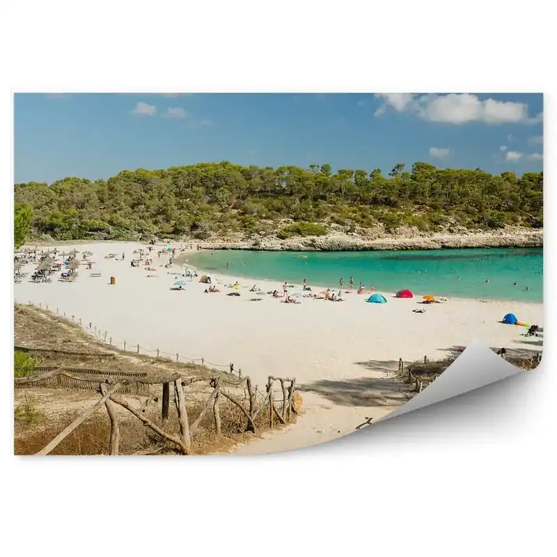 Cumpără acum Fototapet pentru perete Ocean Copaci Nisip Oameni Cer Nori Umbrele Scari Cala S‘Amarador Spania