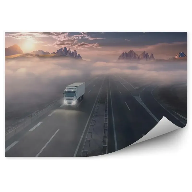Fototapet perete Un camion singuratic pe autostradă în ceața dimineții Retur gratuit