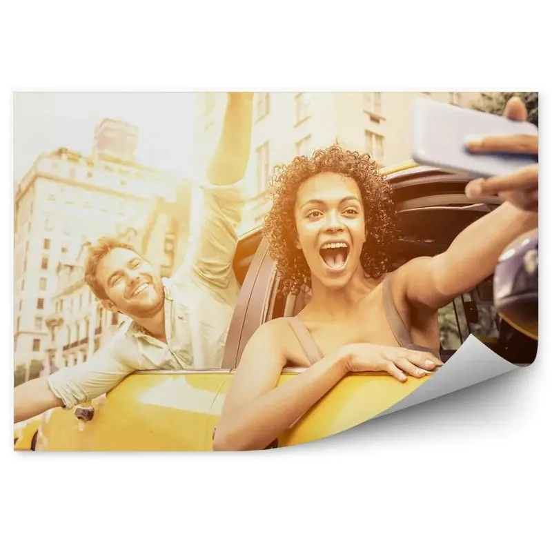 Cumpără acum Fototapet pentru perete Oameni zâmbind într-un taxi galben istoric