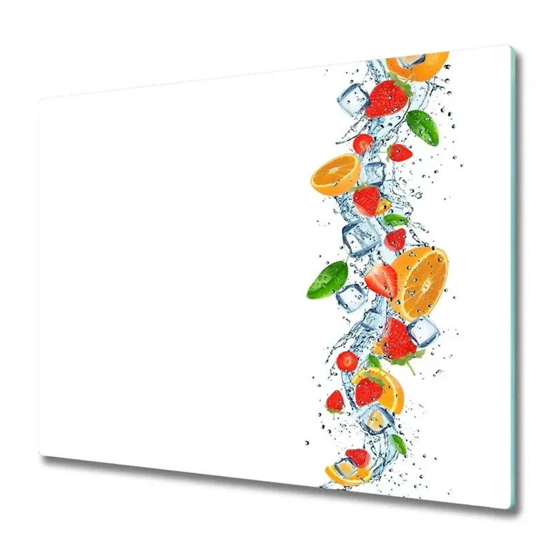 Tocător din sticlă Fructe cu gheață pe un fundal alb Retur gratuit