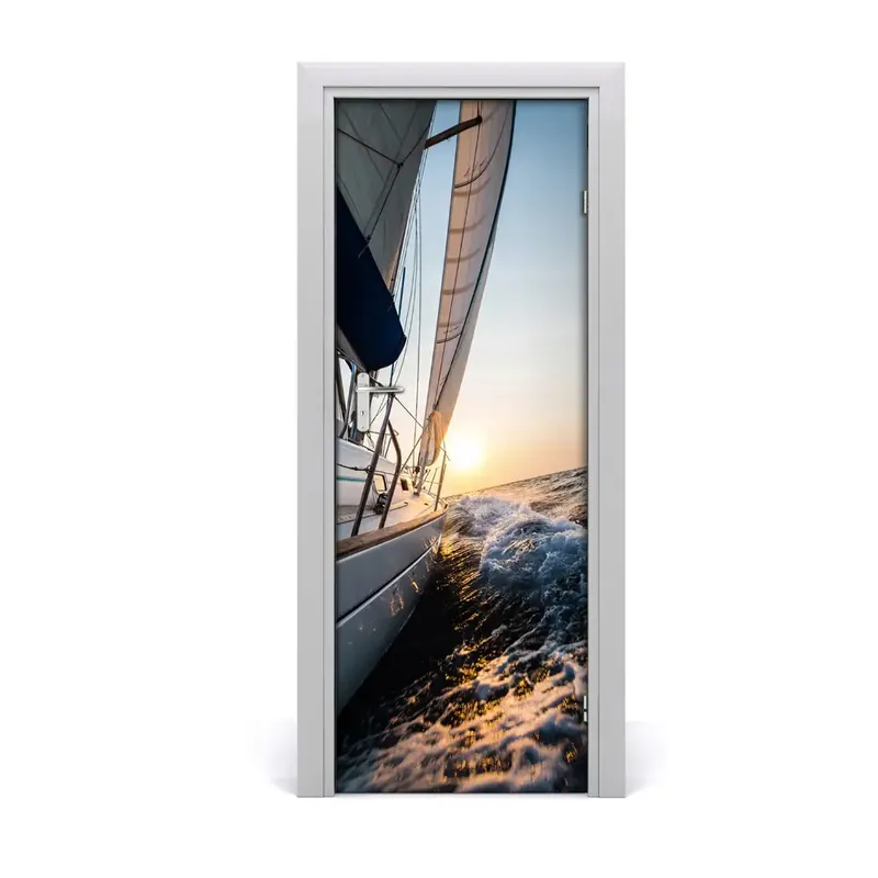 Autocolant de uşă Yacht pe valurile mării Preț promoțional
