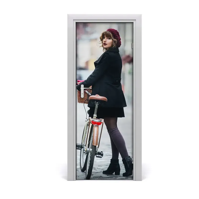 Autocolant de uşă Femeie în beretă cu o bicicletă Vezi acum