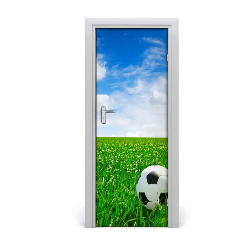 Autocolant uşă Fotbal pe o pajiște verde Reducere de preț