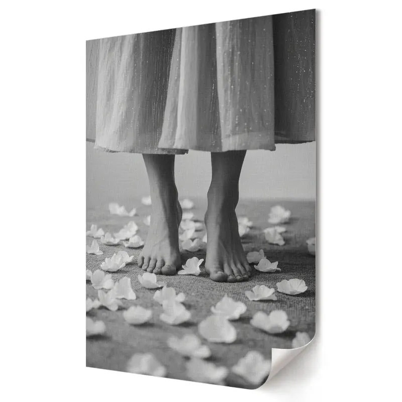 Tablou canvas Delicatețea picioarelor printre petale Promoție