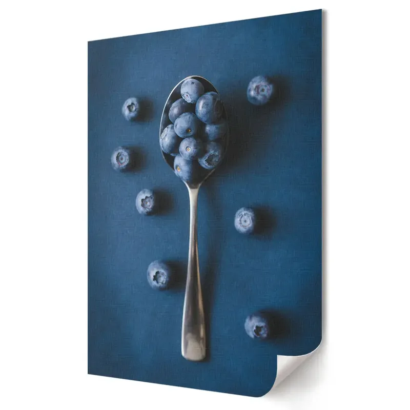 Ofertă Tablou canvas cu grafică murală reprezentând fructe de pădure pe fundal albastru elegant