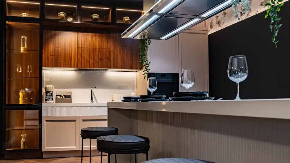 BUCATARIE CU FRONTURI DIN LEMN MASIV CU ACCESORII - SHOWROOM Bestseller